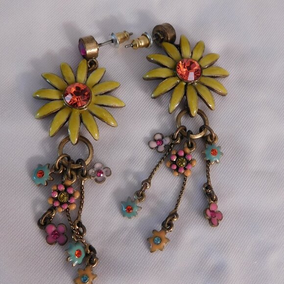 Ladies Pilgrim Earrings - Picture 4 of 5